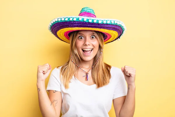 Bella Ragazza Bionda Sentirsi Scioccato Ridendo Celebrando Successo Concetto Cappello — Foto Stock