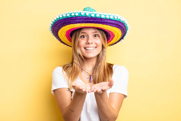 Гарна Блондинка Посміхається Щасливо Доброзичливим Пропонує Показує Концепцію Концепція Мексиканського — стокове фото
