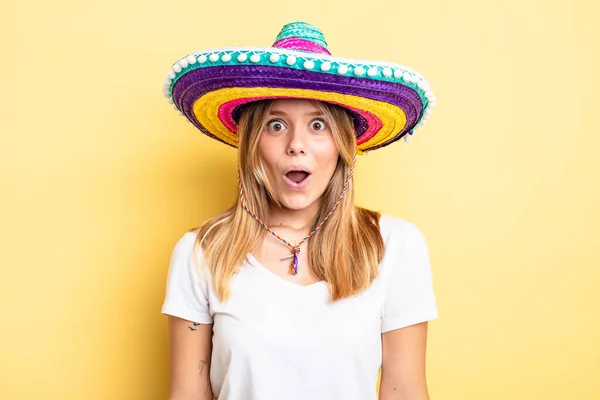 Menina Loira Bonita Olhando Muito Chocado Surpreso Conceito Chapéu Mexicano — Fotografia de Stock