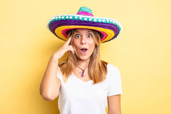 Csinos Szőke Lány Néz Boldog Meglepett Meglepett Mexikói Kalapkoncepció — Stock Fotó