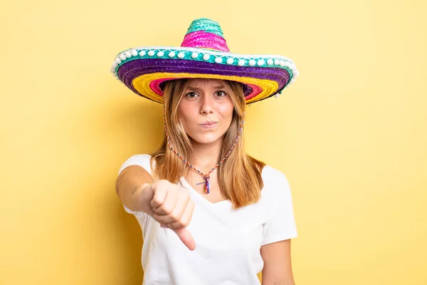 Ładna Blondynka Czuje Się Wściekła Pokazuje Opuszczone Kciuki Meksykańska Koncepcja — Zdjęcie stockowe