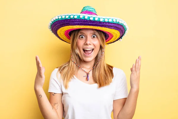 Ładna Blondynka Czuje Się Szczęśliwa Zdumiona Czymś Niewiarygodnym Meksykańska Koncepcja — Zdjęcie stockowe