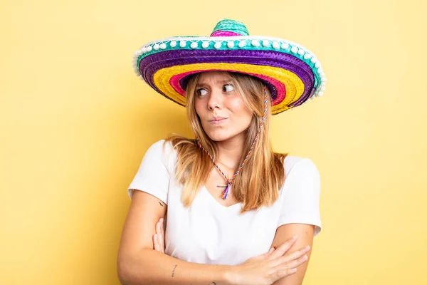 Csinos Szőke Lány Vállat Von Zavartnak Bizonytalannak Érzi Magát Mexikói — Stock Fotó