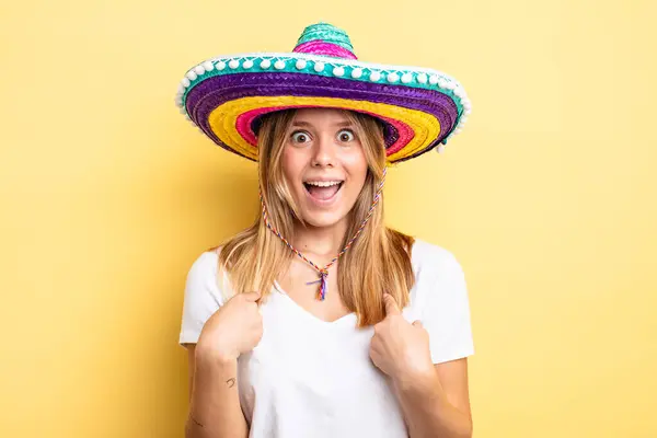 可愛いブロンドの女の子は喜んで自分を指差してる メキシコの帽子のコンセプト — ストック写真