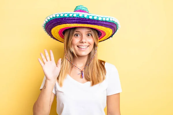 Bella Ragazza Bionda Sorridente Felicemente Agitando Mano Accogliendo Salutando Concetto — Foto Stock