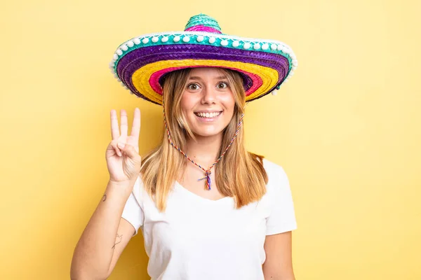 Hezká Blondýnka Usmívá Vypadá Přátelsky Ukazuje Číslo Tři Mexická Čepice — Stock fotografie