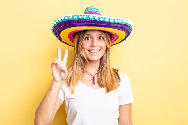 Csinos Szőke Lány Mosolyog Barátságosnak Tűnik Másodikat Mutatja Mexikói Kalapkoncepció — Stock Fotó