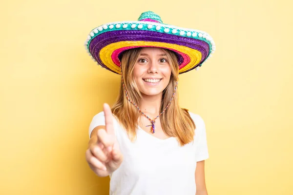 Menina Loira Bonita Sorrindo Orgulhosamente Confiantemente Fazendo Número Conceito Chapéu — Fotografia de Stock