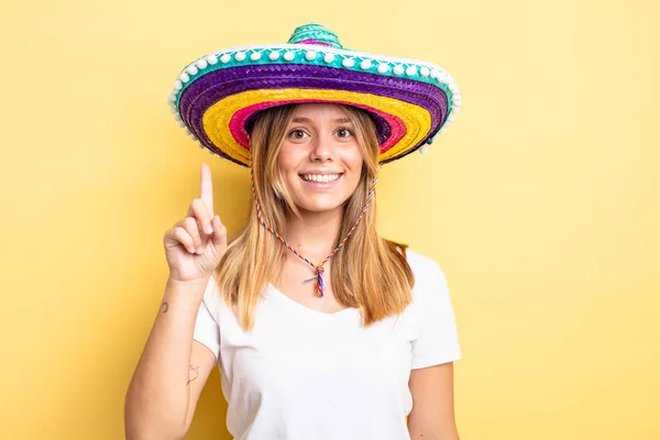 Jolie Fille Blonde Souriant Regardant Amical Montrant Numéro Chapeau Mexicain — Photo