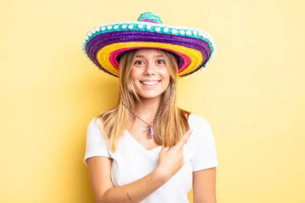 Menina Loira Bonita Sorrindo Alegremente Sentindo Feliz Apontando Para Lado — Fotografia de Stock