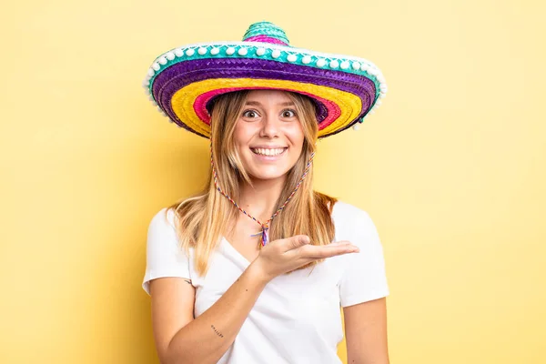 Bella Ragazza Bionda Sorridente Allegramente Sentendosi Felice Mostrando Concetto Concetto — Foto Stock