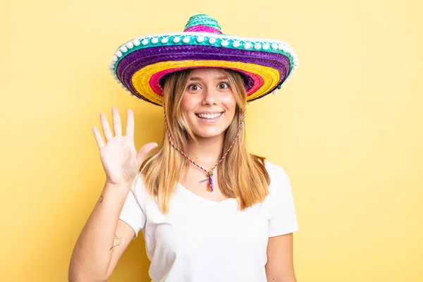 Jolie Fille Blonde Souriante Sympathique Montrant Numéro Cinq Chapeau Mexicain — Photo