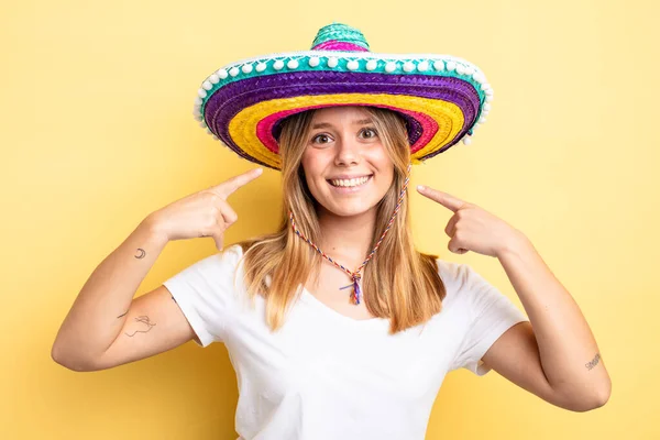 Bella Ragazza Bionda Sorridente Con Fiducia Indicando Proprio Ampio Sorriso — Foto Stock