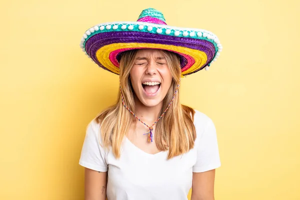 Jolie Fille Blonde Criant Agressivement Air Très Colère Chapeau Mexicain — Photo