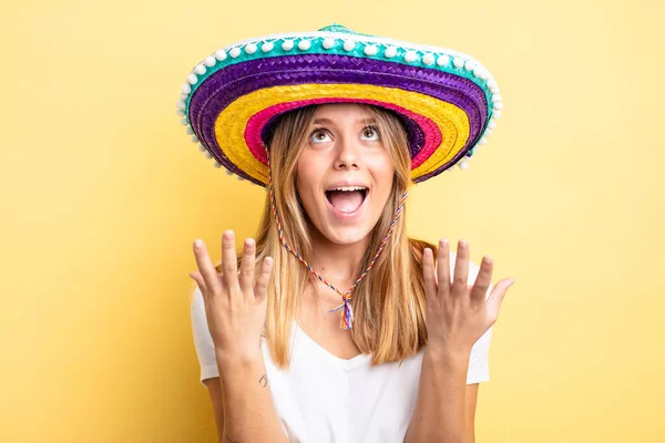 Jolie Fille Blonde Air Désespérée Frustrée Stressée Chapeau Mexicain Concept — Photo