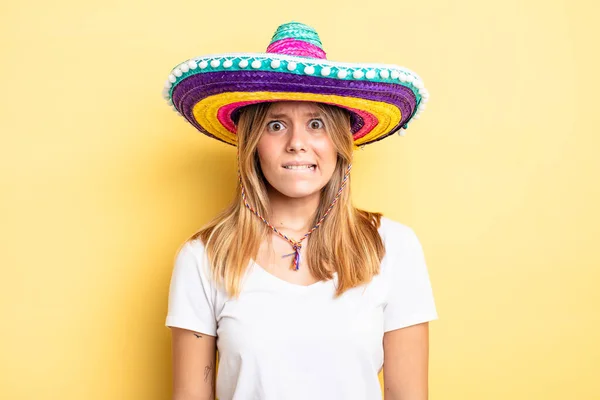 Jolie Fille Blonde Regardant Perplexe Confus Chapeau Mexicain Concept — Photo