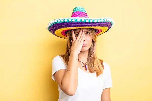 Csinos Szőke Lány Unatkozik Frusztrált Álmos Után Fárasztó Mexikói Kalapkoncepció — Stock Fotó