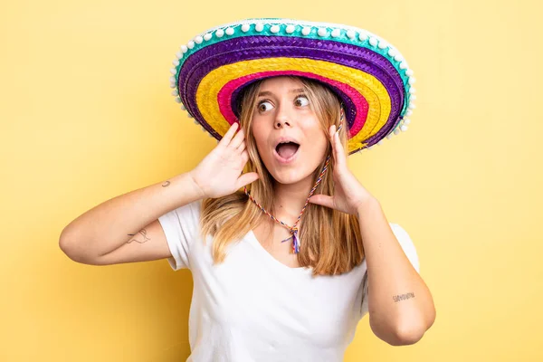 Όμορφη Ξανθιά Κοπέλα Που Νιώθει Ευτυχισμένη Ενθουσιασμένη Και Έκπληκτη Μεξικάνικη — Φωτογραφία Αρχείου