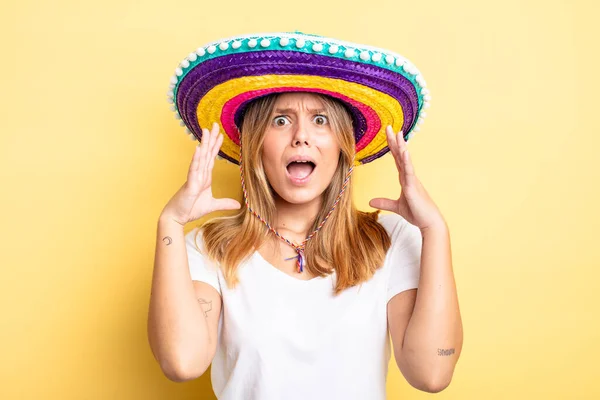 Bella Ragazza Bionda Urlando Con Mani Alto Aria Concetto Cappello — Foto Stock