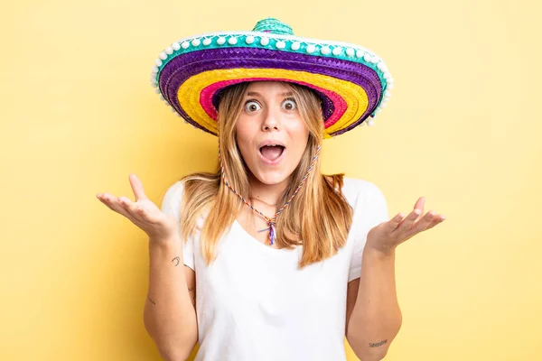 Csinos Szőke Lány Érzi Rendkívül Megdöbbent Meglepett Mexikói Kalapkoncepció — Stock Fotó