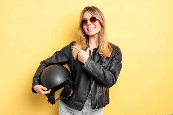 Csinos Szőke Lány Úgy Néz Izgatott Meglepett Mutató Oldalra Motorkerékpár — Stock Fotó