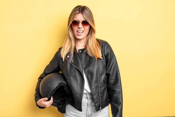 Hübsches Blondes Mädchen Verwirrt Und Verwirrt Motorradhelm Konzept — Stockfoto
