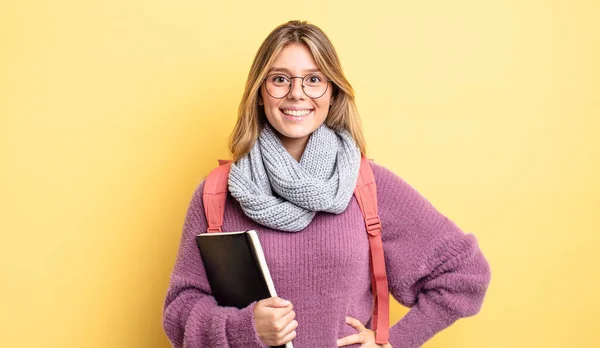 Menina Loira Bonita Sorrindo Feliz Com Uma Mão Quadril Confiante — Fotografia de Stock