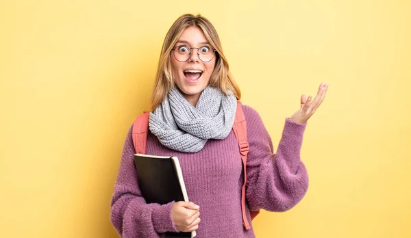 Mooi Blond Meisje Zich Gelukkig Voelen Verrast Realiseren Van Een — Stockfoto