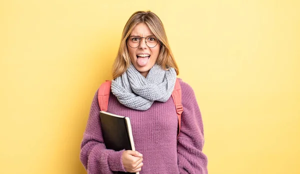 Hübsches Blondes Mädchen Das Angewidert Und Irritiert Ist Und Die — Stockfoto