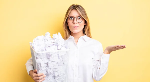 Pretty Blonde Girl Feeling Puzzled Confused Doubting Paper Balls Trash — Stock Photo, Image