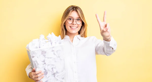 Hezká Blondýnka Usmívá Vypadá Šťastně Gestikuluje Vítězství Nebo Mír Papírové — Stock fotografie