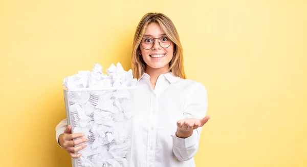 Pretty Blonde Girl Smiling Happily Friendly Offering Showing Concept Paper — Stock Photo, Image