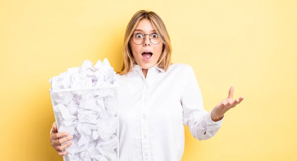 Pretty Blonde Girl Feeling Extremely Shocked Surprised Paper Balls Trash — Stock Photo, Image