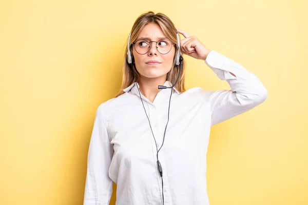 Söt Blond Flicka Ler Glatt Och Dagdrömmer Eller Tvivlar Headset — Stockfoto