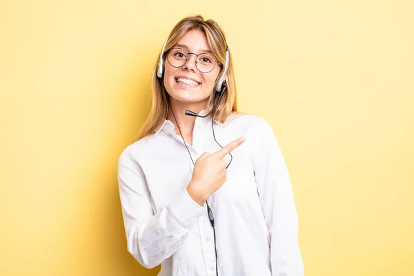 Chica Rubia Bonita Mirando Emocionado Sorprendido Señalando Lado Concepto Auriculares —  Fotos de Stock