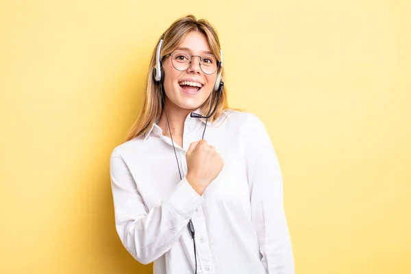 Chica Rubia Bonita Sentirse Feliz Frente Reto Celebración Concepto Auriculares —  Fotos de Stock