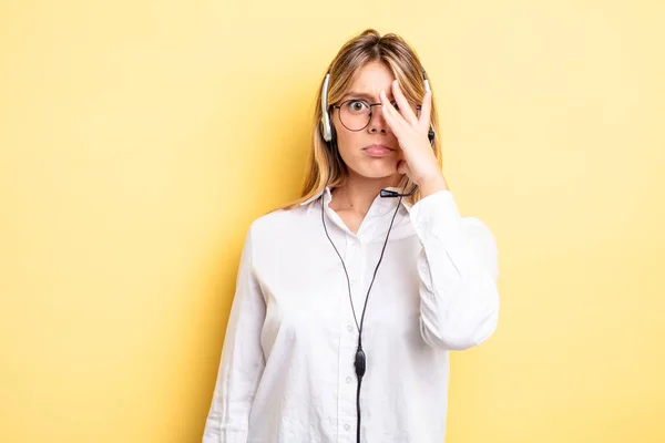 Chica Rubia Bonita Sentirse Aburrido Frustrado Somnoliento Después Cansino Concepto — Foto de Stock