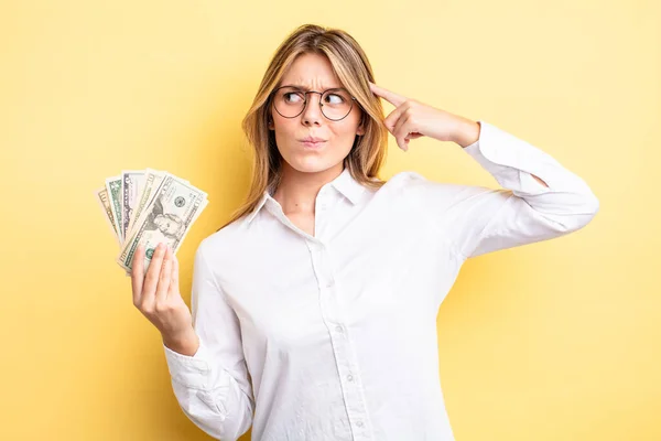 Bonita Chica Rubia Sonriendo Felizmente Soñando Despierto Dudando Concepto Billetes —  Fotos de Stock