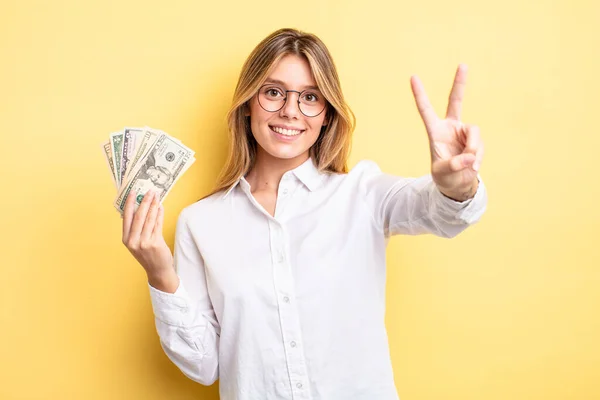 Bella Ragazza Bionda Sorridente Cercando Felice Gesticolando Vittoria Pace Concetto — Foto Stock