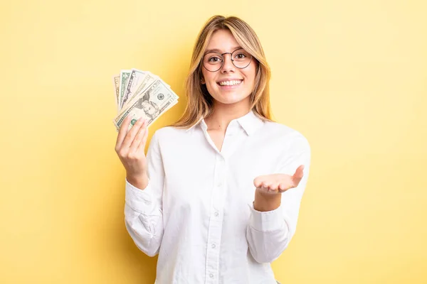 Bonita Chica Rubia Sonriendo Felizmente Con Amable Ofreciendo Mostrando Concepto — Foto de Stock