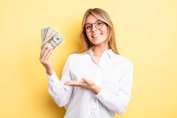 Bella Ragazza Bionda Sorridente Allegramente Sentendosi Felice Mostrando Concetto Concetto — Foto Stock