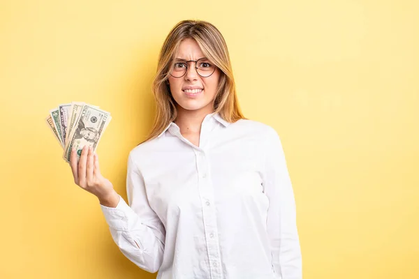 Güzel Sarışın Kız Şaşkın Şaşkın Hissediyor Dolar Banknotları Konsepti — Stok fotoğraf