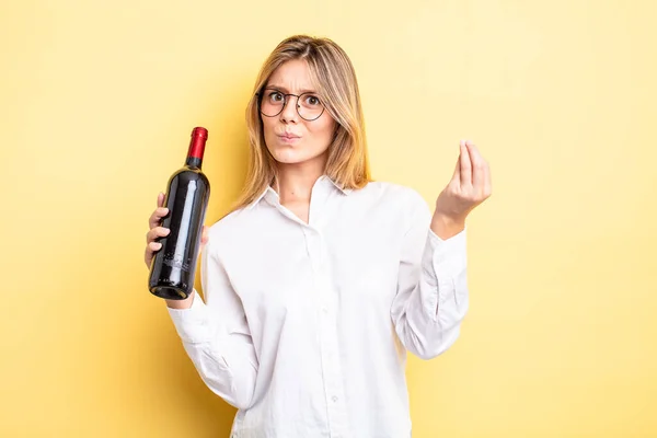 Ładna Blondynka Robi Kapitulację Albo Każe Zapłacić Koncepcja Butelki Wina — Zdjęcie stockowe