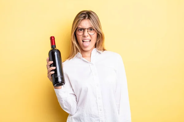 Ładna Blondynka Czuje Obrzydzenie Irytację Niewyparzony Język Koncepcja Butelki Wina — Zdjęcie stockowe