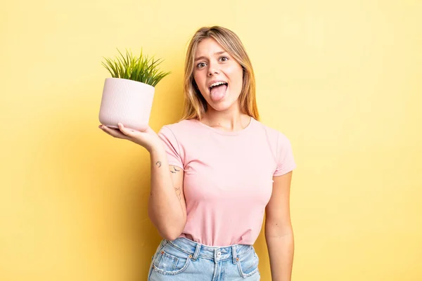 Menina Loira Bonita Com Atitude Alegre Rebelde Brincando Língua Furando — Fotografia de Stock