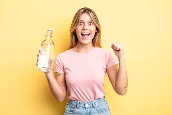 Söt Blond Flicka Känner Chockad Skrattar Och Firar Framgång Vattenflaskans — Stockfoto