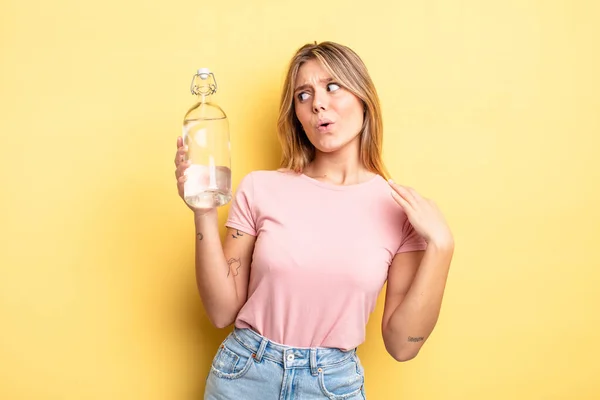 Menina Loira Bonita Sentindo Estressado Ansioso Cansado Frustrado Conceito Garrafa — Fotografia de Stock