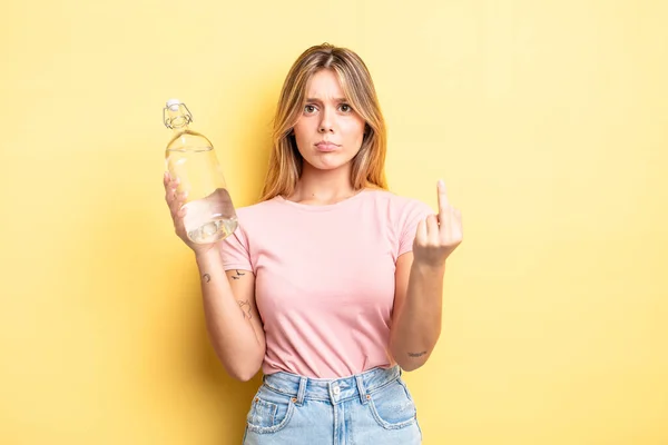 Bonita Chica Rubia Sintiéndose Enojada Molesta Rebelde Agresiva Concepto Botella —  Fotos de Stock