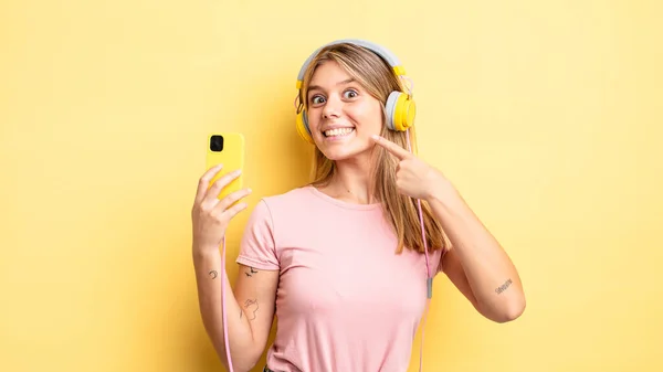 Menina Loira Bonita Sorrindo Confiantemente Apontando Para Próprio Sorriso Largo — Fotografia de Stock