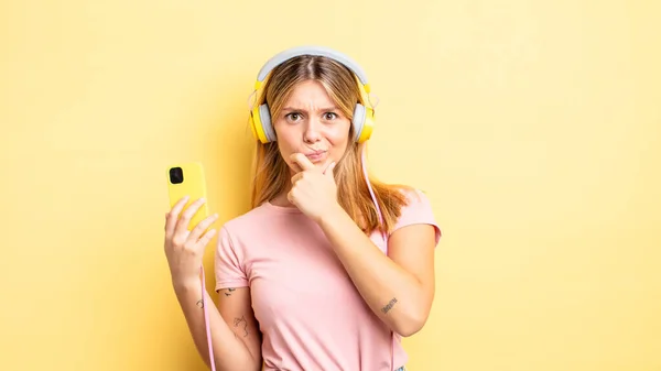 Söt Blond Flicka Med Mun Och Ögon Vidöppen Och Hand — Stockfoto